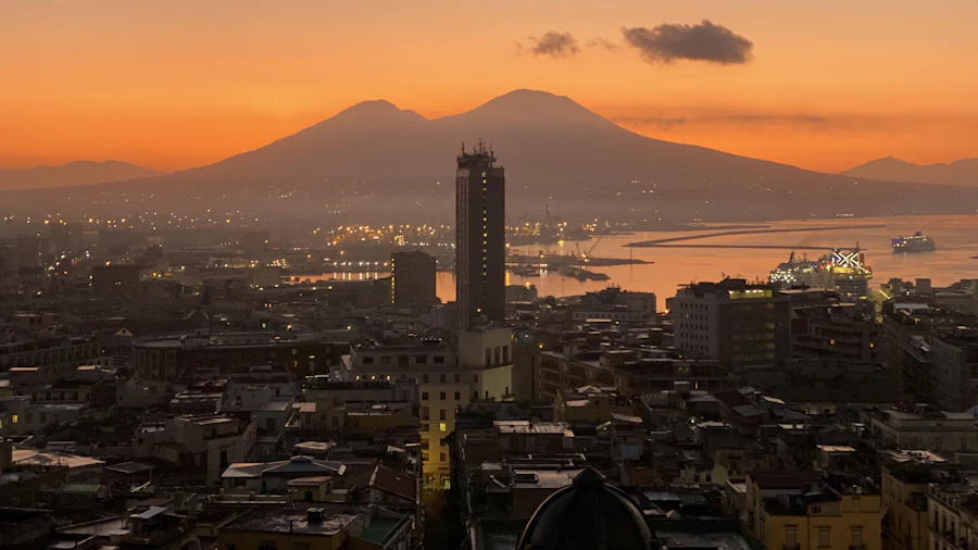 Napoli al tramonto con il Vesuvio