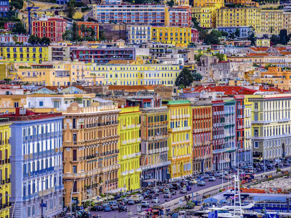 Palazzi colorati di Napoli affacciati sul mare